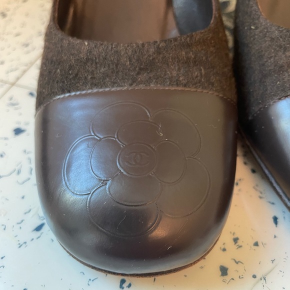 Chanel Interlocking CC Logo Pumps - Dark Chocolate Brown Suede - Picture 3 of 10